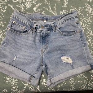 SIZE 26 Levi’s jean stretch shorts